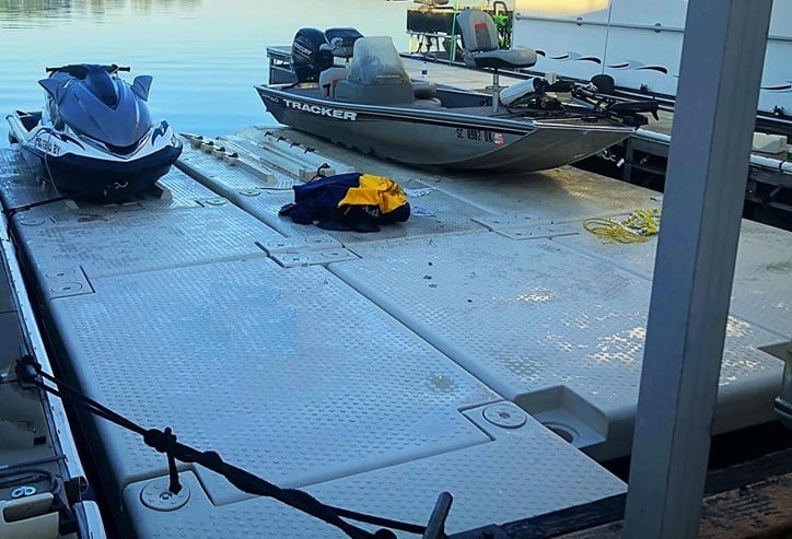 Floating dock system set up